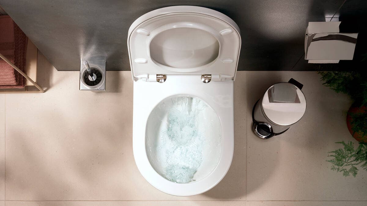 GladeLake S Pack WC à poser 640 avec système de chasse AquaChannel, avec abattant Hansgrohe — image 2